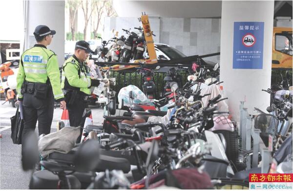 诚信-优配 无牌“电鸡”堵站外 广州交警：依法扣车